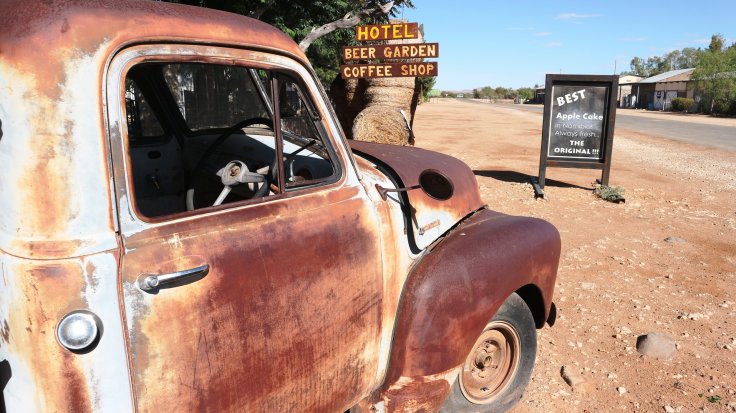  Rusty cars and apple cake… 