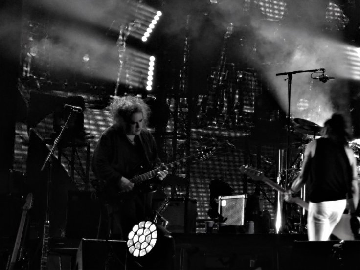  Robert Smith showing the kids how its done. 